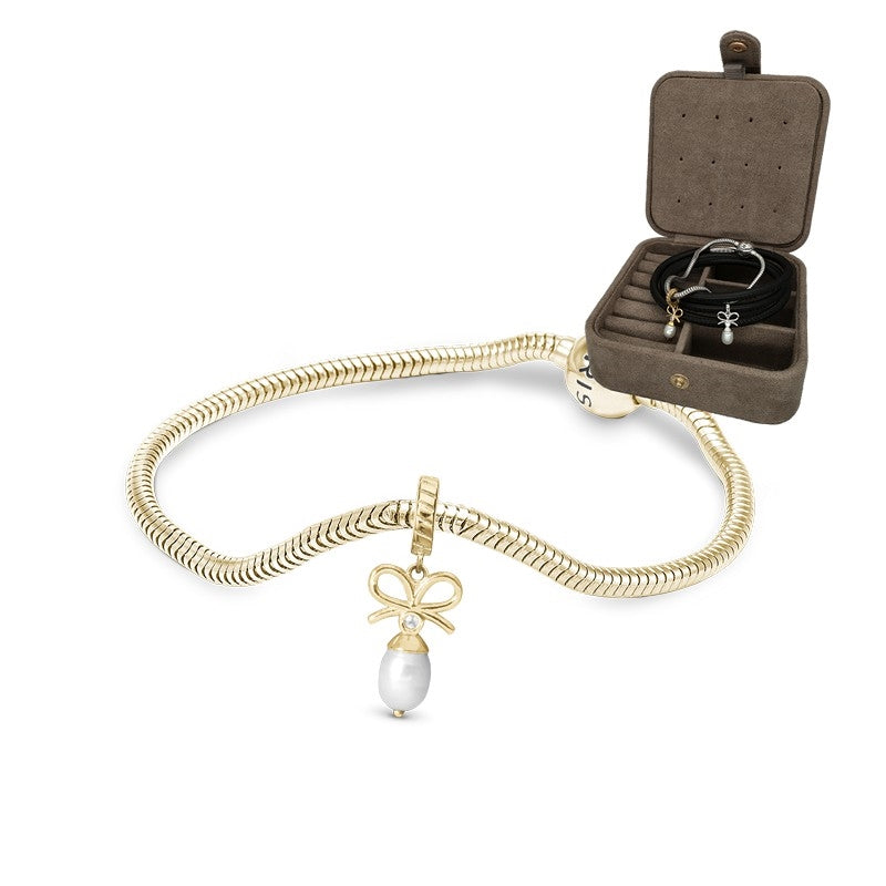 Christina armbånd i forgyldt sølv med sløjfe og perle fra Christina Jewelry & Watches.